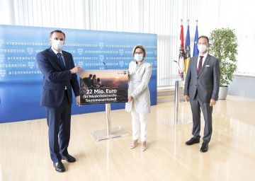 Tourismus-Landesrat Jochen Danninger, Landeshauptfrau Johanna Mikl-Leitner und Tourismus-Spartenobmann Mario Pulker präsentierten das blau-gelbe Unterstützungspaket für die heimische Tourismuswirtschaft in der Höhe von 22 Millionen Euro (v.l.n.r.)