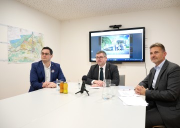 Positive Bilanz zwei Monate nach Betriebsstart: Das neue Anrufsammeltaxi Melk ist ein voller Erfolg.  Bürgermeister Patrick Strobl, Mobilitätslandesrat Ludwig Schleritzko und Verkehrsverbund Ostregion (VOR) Geschäftsführer Wolfgang Schroll (v.l.n.r.) informierten  