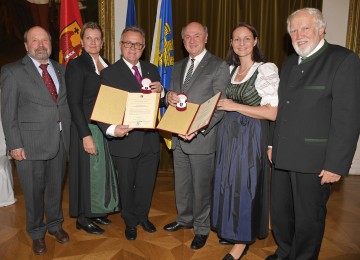 Überreichung des Goldenen Ehrenschildes: ÖJAB-Präsident Wilhelm Perkowitsch, Geschäftsführerin Dr. Monika Schüssler, Landeshauptmann Hans Niessl, Landeshauptmann Dr. Erwin Pröll, Geschäftsführerin-Stellvertreterin PHDr. Petra Heidler, Ehrenpräsident Eduard Schüssler (v. l. n.r. ).