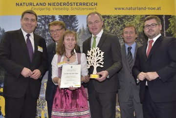 Verleihung des NÖ Naturschutzpreises: Bürgermeister Mag. Heribert Donnerbauer, Jury-Vorsitzender Univ.-Prof. Dr. Bernd Lötsch, Preisträgerin Dipl.-Päd. Sonja Ziegler (Direktorin Volksschule Hardegg-Pleissing), Naturschutz-Landesrat Dr. Stephan Pernkopf, Dr. Herbert Greisberger, Geschäftsführer der Energie- und Umweltagentur NÖ, und DI Ludwig Schleritzko, Direktor des Nationalparks Thayatal. (v.l.n.r.)