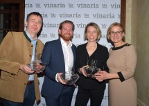 Landeshauptfrau Johanna Mikl-Leitner mit den Siegern der Kategorie Grüner Veltliner, Vertretern der Weingüter Buchegger in Droß (Silber), Hirtzberger in Spitz (Gold) und Nigl in Senftenberg (Bronze) (v.r.n.l.)