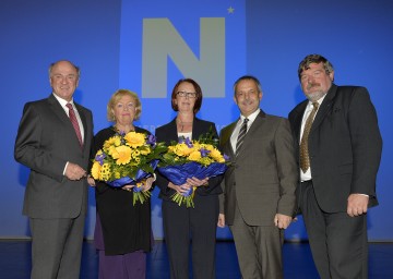 Feierstunde im Festspielhaus St. Pölten aus Anlass der Dienstjubiläen niederösterreichischer Landesbediensteter: Landeshauptmann Dr. Erwin Pröll, Direktorin Beatrix Moreno-Huerta vom Landesklinikum Tulln, Kindergartendirektorin Margareta Allmer aus Gresten-Markt, Zentralbetriebsrat Peter Maschat (v.l.n.r.).