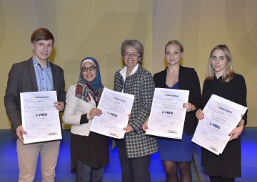 Landesrätin Dr. Petra Bohuslav (Mitte) gratulierte den Preisträgern des 6. Niederösterreichischen Journalistenpreises Thomas Koppensteiner (3. Platz), Nermin Ismail (1. Platz), Katharina Fischer (2. Platz) sowie Julia Schrenk (3. Platz). (v.l.n.r.)