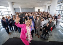 Landeshauptfrau Johanna Mikl-Leitner beim „Selfie“ mit allen neuen Bediensteten und den Führungskräften.