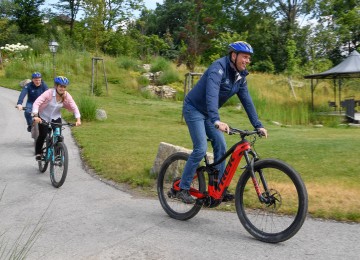 Tourismuslandesrat Jochen Danninger, Lisa Ribarich, der Rad- und Mountainbike-Koordinatorin der Niederösterreich Werbung, und ecoplus-Geschäftsführer Helmut Miernicki (v.r.n.l.) informierten in Mauerbach nicht nur über die Angebote für Mountainbiker in Niederösterreich, sondern schwangen sich auch selbst in den Sattel.