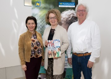 (v.l.n.r.): NÖ Familienland-Geschäftsführerin Barbara Trettler, Familien-Landesrätin Christiane Teschl-Hofmeister und Spielraumentwickler Peter Heuken