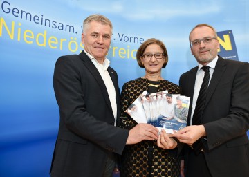 Landeshauptmannstellvertreterin Mag. Johanna Mikl-Leitner, flankiert von Ing. Robert Jägersberger von der Innung Bau in der Wirtschaftskammer NÖ (links) und Manfred Damberger von der ARGE Wohnen (rechts), präsentierte in St. Pölten Neuerungen bei der NÖ Wohnbaurichtlinie.