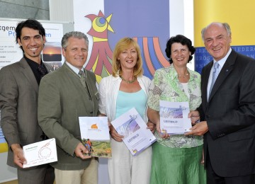 Die Marktgemeinde Prellenkirchen vertritt das Land Niederösterreich beim Europäischen Dorferneuerungspreis 2010. Im Bild: Landeshauptmann Dr. Erwin Pröll, die Obfrau der NÖ Dorferneuerung Maria Forstner, Theres Friewald-Hofbauer von der Europäischen ARGE Landentwicklung und Dorferneuerung, der Bürgermeister der Marktgemeinde Prellenkirchen Johann Köck sowie DI Alexander Kuhness von der NÖ Dorferneuerung. (v. r. n. l.)