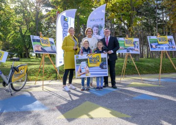 Radland-Geschäftsführerin Susanna Hauptmann, Landeshauptfrau Johanna Mikl-Leitner, Landesrat Ludwig Schleritzko und Schülerinnen der Volksschule in Perchtoldsdorf präsentierten die neue Kampagne „Schenk mir einen Augenblick“.