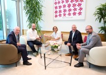 (v.l.n.r.) ecoplus Geschäftsführer Helmut Miernicki, Andreas Gebert, Geschäftsführer Schmid-Schrauben Hainfeld GmbH, Landeshauptfrau Johanna Mikl-Leitner, Thomas Gröger, ecoplus Clustermanager Kunststoff-Cluster und Mechatronik-Cluster und ecoplus Prokurist Bernhard Ebner.