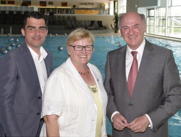 Bgm. Christian Gepp, Bgm. NR Dorothea Schittenhelm und LH Dr. Erwin Pröll (v.l.n.r.) bei der Eröffnung des sanierten Florian Berndl Bades.