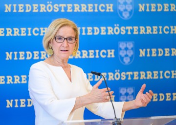 Landeshauptfrau Johanna Mikl-Leitner bei der Pressekonferenz im NÖ Landhaus.