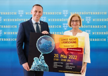 Landeshauptfrau Johanna Mikl-Leitner und Landesrat Jochen Danninger freuen sich auf die Lange Nacht der Forschung am 20. Mai. 