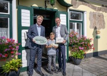 v.l.n.r.: Michael Duscher – Geschäftsführer der Niederösterreich Werbung, Christopher Strunz von der Gaststätte Figl in St. Pölten-Ratzersdorf, Jochen Danninger – Tourismuslandesrat