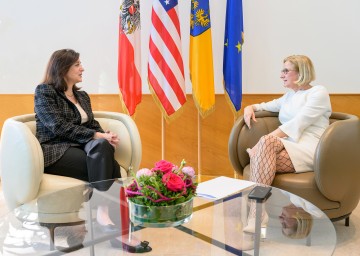US-Botschafterin Victoria Reggie Kennedy (links) im Gespräch mit Landeshauptfrau Johanna Mikl-Leitner.