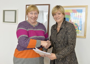 Vorsitzende Dr. Christine Rosenbach und Landesrätin Mag. Barbara Schwarz bei der Übergabe der Ernennungsdekrete für die Mitglieder des NÖ Monitoring-Ausschusses (v.l.n.r.)