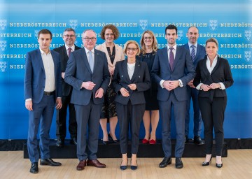 Die Mitglieder der Niederösterreichischen Landesregierung, von links nach rechts: Landesrat Sven Hergovich, Landesrat Ludwig Schleritzko, LH-Stellvertreter Stephan Pernkopf, Landesrätin Christiane Teschl-Hofmeister, Landeshauptfrau Johanna Mikl-Leitner, Landesrätin Ulrike Königsberger-Ludwig, LH-Stellvertreter Udo Landbauer, Landesrat Christoph Luisser, Landesrätin Susanne Rosenkranz.