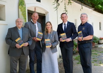 Im Bild von links nach rechts: Prälat Matthias Roch, Erzdiözese Wien; Hannes Steinacker, Geschäftsführer Weinviertel Tourismus GmbH; Sonja Eder, Projektleiterin Jakobsweg Weinviertel; Landesrat Jochen Danninger, Niederösterreichs Landesrat für Wirtschaft, Tourismus und Sport; Gerhard Schütt, Obmann des Vereins Jakobsweg Weinviertel; 