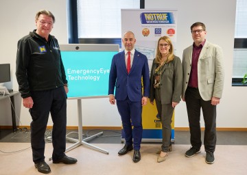 (v.l.) Josef Schmoll, Geschäftsführer Notruf NÖ, Landesrat Christoph Luisser, Landesrätin Ulrike Königsberger-Ludwig und Christian Laucher, Technik Notruf NÖ, bei der Vorstellung der neuen Kommunikationssoftware „Emergency Eye“ in der Notruf NÖ Leitstelle St. Pölten.