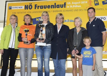 Im Bild von links nach rechts: Barbara Baumgartner (Hypo NOE), Kampmann Susanne (2. Platz, 10 km), Miedl Anita (1. Platz, 10 km), Landesrätin Mag. Barbara Schwarz, Offenberger Daniela (3. Platz, 10 km), Martin Gabler (NÖ Versicherung).