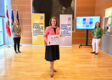 Johanna Rachinger, Generaldirektorin der Österreichischen Nationalbibliothek, Frauen-Landesrätin Christiane Teschl-Hofmeister sowie Historikerin und Projektleiterin Margarete Kowall bei der Präsentation der virtuellen Ausstellung www.frauentag-noe.at anlässlich 110 Jahre Internationaler Frauentag. (v.l.n.r.)