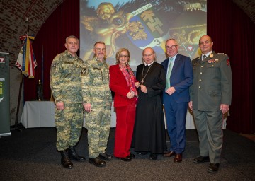 Kommandant Pionierbataillon 3 Michael Fuchs, Kommandant 3. Jägerbrigade Christian Habersatter, Landeshauptfrau Johanna Mikl-Leitner, Abt Georg Wilfinger, LH-Stellvertreter Stephan Pernkopf und NÖ Militärkommandant Georg Härtinger (v.l.n.r.) bei der Jahresabschlussfeier des Pionierbataillons 3.