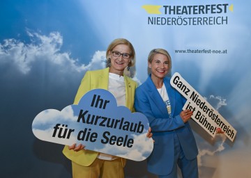 Landeshauptfrau Johanna Mikl-Leitner und Kristina Sprenger, Obfrau des Theaterfestes Niederösterreich, bei der Programmpräsentation im Palais Niederösterreich.