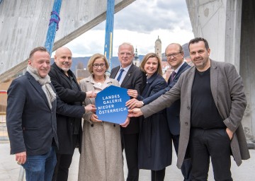 Am Dach der Landesgalerie Niederösterreich: der Künstlerische Direktor Christian Bauer, Architekt Bernhard Marte, Landeshauptfrau Johanna Mikl-Leitner, Bürgermeister Reinhard Resch, Geschäftsführerin Julia Flunger-Schulz, Gerald Höninger, Geschäftsführer der Dywidag (Dyckerhoff & Widmann Ges.m.b.H.), und Architekt Stefan Marte (v.l.n.r.)