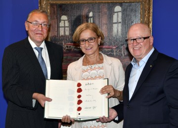 S. E. Dmitrij Ljubinskij, der Botschafter der Russischen Föderation in Wien, Landeshauptfrau Johanna Mikl-Leitner und Univ.-Prof. Stefan Karner bei der Übergabe des Faksimile des Österreichischen Staatsvertrages (v.l.n.r.)