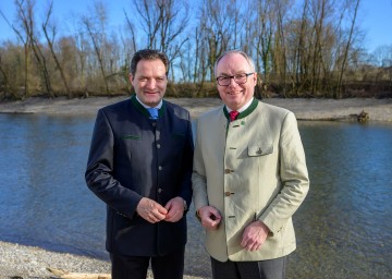 Bundesminister Norbert Totschnig und LH-Stellvertreter Stephan Pernkopf (v.l.n.r.) informierten über Investitionen in den Hochwasserschutz, in die Trink- und Abwasserwirtschaft sowie in die Gewässerökologie im Bundesland Niederösterreich. 