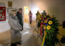 Landeshauptfrau Johanna Mikl-Leitner und Innenminister Gerhard Karner bei der Kranzniederlegung, im Hintergrund Barbara Glück, Leiterin der Gedenkstätte Mauthausen (das ehemalige KZ Melk gehört organisatorisch zur Gedenkstätte Mauthausen).