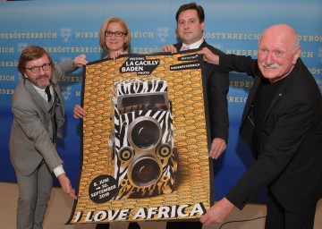 Präsentierten das Plakat für das „Festival La Gacilly Baden Photo“: der Präsident des „Festival La Gacilly Photo“ Auguste Coudray, Landeshauptfrau Johanna Mikl-Leitner, Bürgermeister Stefan Szirucsek und der Direktor des „Festival La Gacilly Baden Photo“ Lois Lammerhuber (v.l.n.r.)