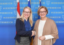 Landeshauptfrau Johanna Mikl-Leitner und Wirtschaftsministerin Margarete Schramböck nach dem Arbeitsgespräch im NÖ Landhaus in St. Pölten.