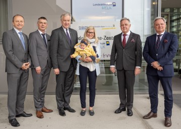 Mag. Mag. (FH) Konrad Kogler, Vorstand NÖ LGA, Prim. Dr. Leopold Wanderer, Ärztlicher Direktor LK Melk und Leitung Gynäkologie und Geburtshilfe, Landesrat Martin Eichtinger, Katharina Kern und Mia, Dr. Radek Chvátal, Leitung Gynäkologie und Geburtshilfe Krankenhaus Znaim, und Dr. Markus Klamminger, Direktor für Medizin und Pflege der NÖ LGA vor dem Landesklinikum Melk.