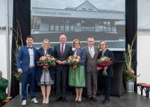 Eröffneten das Gemeindezentrum in Kirnberg (v.l.n.r.): Vizebürgermeister Roland Hayirli, Baukoordinatorin Sonja Mühlbachler, Innenminister Gerhard Karner, Landeshauptfrau Johanna Mikl-Leitner, Bürgermeister Leopold Lienbacher und Bezirkshauptfrau Daniela Obleser.