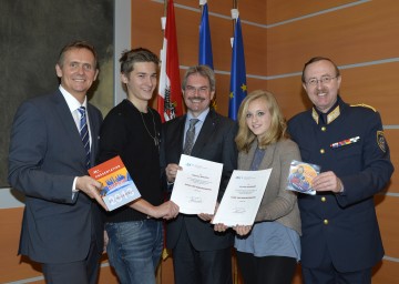 Präsentation des Jugendgewaltpräventionsprojektes \"All Right - alles was Recht ist\": Generalmajor Gerhard Lang vom Bundeskriminalamt, Nikolaus Rausch vom Gymnasiums Biondekgasse Baden, Landesrat Mag. Karl Wilfing, Cornelia Hofmann vom Gymnasiums Biondekgasse Baden und NÖ Landespolizeidirektor Dr. Franz Prucher (v.l.n.r.)