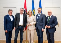 (v.l.n.r.) Stadtrat Helmut Mayer, Bürgermeister Peter Molnar, Landeshauptfrau Johanna Mikl-Leitner, Vizebürgermeister Florian Kamleitner und ecoplus-Geschäftsführer Helmut Miernicki.