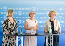 Landeshauptfrau Johanna Mikl-Leitner präsentiert gemeinsam mit Landesrätin Christiane Teschl-Hofmeister und Irene Bamberger vom Familienbund NÖ das blau-gelbe Schulstartgeld.