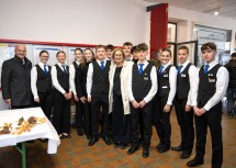 Landeshauptfrau Johanna Mikl-Leitner (Mitte) und Bürgermeister Hermann Doppelreiter (li. außen) mit den Schülerinnen und Schülern der Tourismusfachschule Semmering.