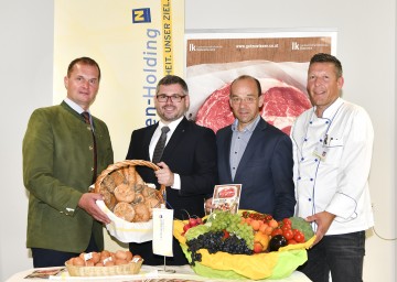 Küchen setzen auf heimische Lebensmittel. Im Bild von links nach rechts: Herbert Hofer von der Landwirtschaftskammer, Landesrat Ludwig Schleritzko, Franz Huber, kaufmännischer Direktor des Klinikums, und Chefkoch Karl Jony.