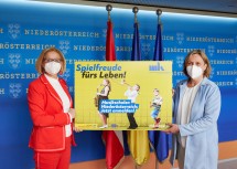 Landeshauptfrau Johanna Mikl-Leitner mit Michaela Hahn, Geschäftsführerin der Musik- und Kunstschulen Niederösterreichs.