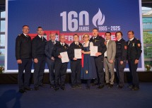 Für 25 Jahre im Dienst der Freiwilligen Feuerwehr Korneuburg geehrt wurden Jacques Lewandofsky, Birgit Kittel und Harald Riedl aus Langenzersdorf (im Bild mit Urkunden), im Bild mit Landesfeuerwehrkommandant-Stellvertreter Martin Boyer, Feuerwehrkommandant-Stellvertreter Martin Jany, Bezirkshauptmann Andreas Strobl, Landeshauptfrau Johanna Mikl-Leitner, Bürgermeister Christian Gepp, Barbara Thullmann, die Leiterin des Verwaltungsdienstes, und Landesfeuerwehrrat Wilfried Kargl.