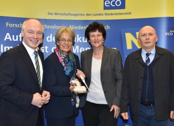 Freuen sich über die Erweiterung der Forschungskooperation zwischen Baxalta und der IMC Fachhochschule Krems: ecplus-Geschäftsführer Mag. Helmut Miernicki, Wirtschafts- und Technologie-Landesrätin Dr. Petra Bohuslav, Priv.-Doz. Dr. Birgit Reipert, Senior Director Research&Innovation/Immunology bei Baxalta, und Prof. (FH) Priv.Doz. Mag. Dr. Andreas Eger, Institutsleiter Angewandte Bioanalytik und Wirkstoffentwicklung. (v.l.n.r.)