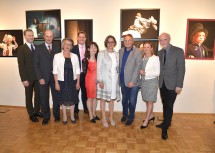 Vernissage "Augenblicke zum Verweilen" im Stadtmuseum Klosterneuburg mit Landeshauptfrau Johanna Mikl-Leitner (4.v.r.) und zahlreichen weiteren Ehrengästen