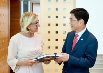 Landeshauptfrau Johanna Mikl-Leitner empfing den koreanischen Botschafter S.E. Ham Sang Wook.