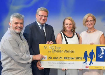 Auftaktveranstaltung für die 16. „NÖ Tage der offenen Ateliers“: Josef Schick, Geschäftsführer der Kulturvernetzung Niederösterreich, Hermann Dikowitsch, Leiter der Gruppe Kultur, Wissenschaft und Unterricht beim Amt der NÖ Landesregierung, Brigitte Fürle, künstlerische Leiterin des Festspielhauses und Landeshauptfrau Johanna Mikl-Leitner (v.l.n.r.)