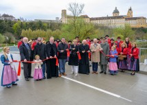 Die „Kolomanibrücke“ in Melk ist offiziell eröffnet; u. a. mit Landeshauptfrau Johanna Mikl-Leitner, Bürgermeister Patrick Strobl, Vizebürgermeister Wolfgang Kaufmann, Abt Georg Wilfinger, Erwin Hameseder und Bezirkshauptmann Norbert Haselsteiner.