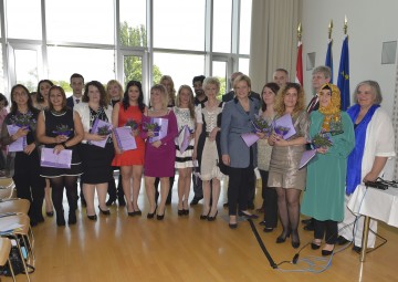 Bildungs-Landesrätin Mag. Barbara Schwarz gratulierte den Interkulturellen Mitarbeiterinnen und Mitarbeitern zu ihrem Diplom.