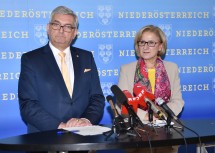 Über das neue Bürgerservice in den niederösterreichischen Gemeinden informierten Gemeindebund-Präsident Alfred Riedl und Landeshauptfrau Johanna Mikl-Leitner. (v.l.n.r.)