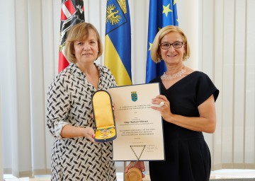 Mag. Barbara Schwarz erhielt von Landeshauptfrau Johanna Mikl-Leitner das „Silberne Komturkreuz mit dem Stern des Ehrenzeichens für Verdienste um das Bundesland Niederösterreich“.